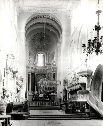 Saint_Mary_and_Saint_Alexius_collegiate_church_in_Tum,_interior,_Włodzimierz_Pfeiffer,_002